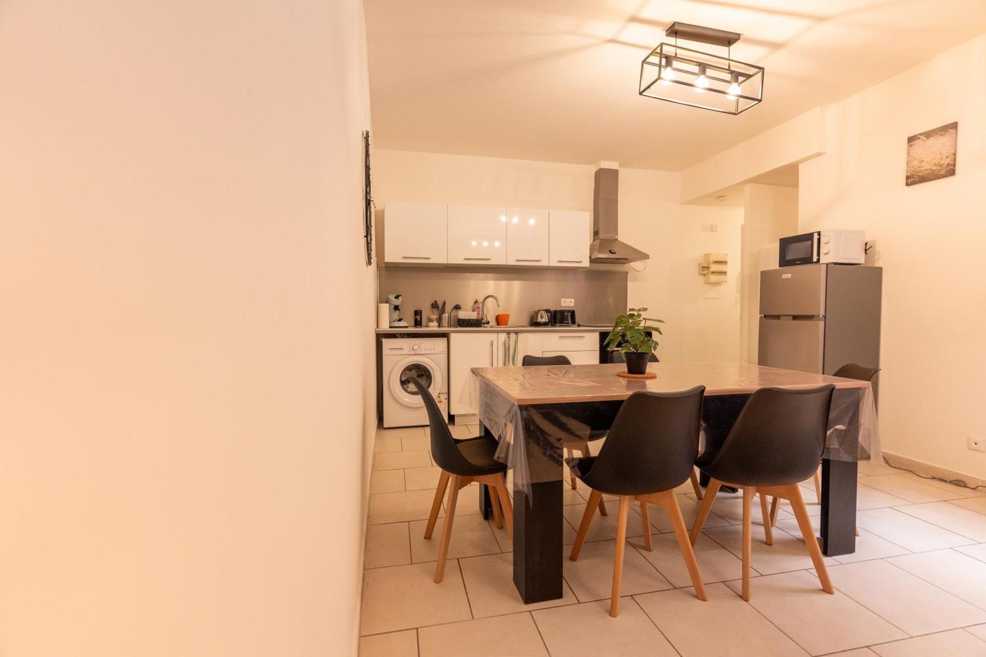 Appartement Tout Equipe Pour 6 Personnes A 15Min Des Plages Безие Екстериор снимка